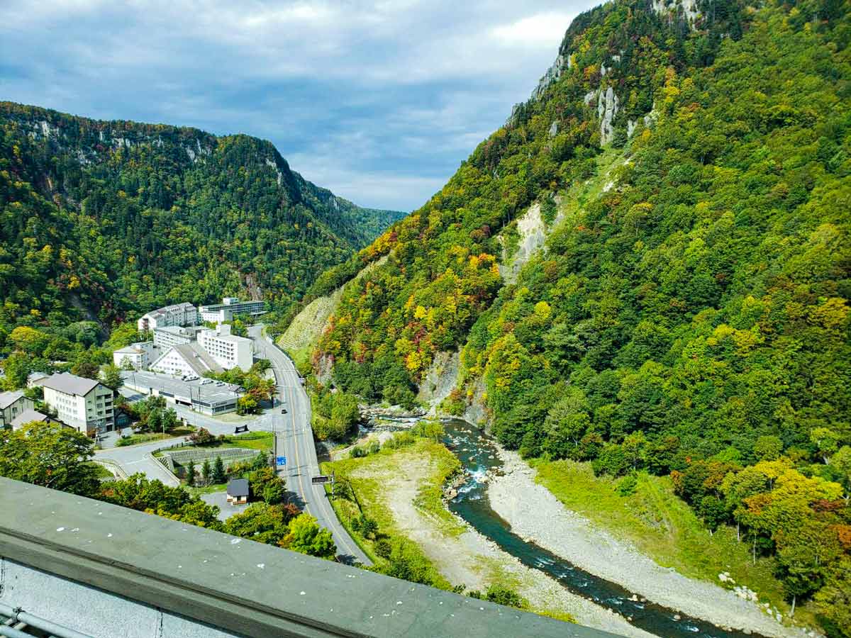 日本一早い紅葉、層雲峡にあるホテル大雪周辺の紅葉9月22日の様子